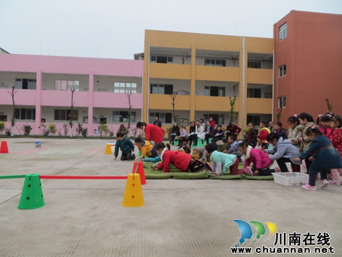 立石镇:幼儿园开展教师队伍专业化汇报活动(图3) 立石镇:幼儿园开展教师队伍专业化汇报活动(图3)