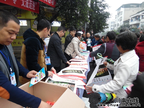 立石镇开展国家宪法日暨全国法制宣传日街头宣传活动(图2) 立石镇开展国家宪法日暨全国法制宣传日街头宣传活动(图2)