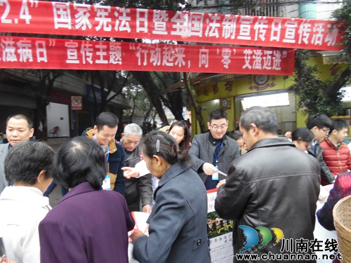 立石镇开展国家宪法日暨全国法制宣传日街头宣传活动(图3) 立石镇开展国家宪法日暨全国法制宣传日街头宣传活动(图3)