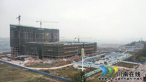 泸州：西南医疗康健中心一期主体工程全面封顶(图1)