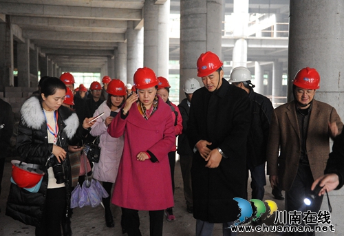 泸州：西南医疗康健中心一期主体工程全面封顶(图2)