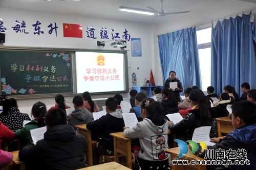 国家宪法日 泸州纳溪区师生家长诵读《宪法》(图1) 国家宪法日 泸州纳溪区师生家长诵读《宪法》(图1)