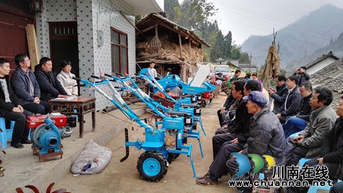 泸州市农机局向帮扶村赠送农业机械(图1) 泸州市农机局向帮扶村赠送农业机械(图1)