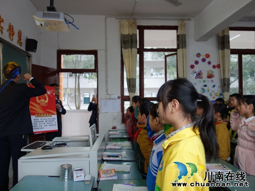 “12·4”宪法宣传进校园(图2) “12·4”宪法宣传进校园(图2)