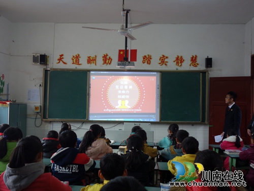 “12·4”宪法宣传进校园(图3) “12·4”宪法宣传进校园(图3)