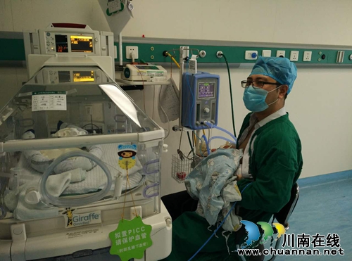 川医大中医院“袋鼠式护理”宝宝感受父母心跳(图1) 川医大中医院“袋鼠式护理”宝宝感受父母心跳(图1)