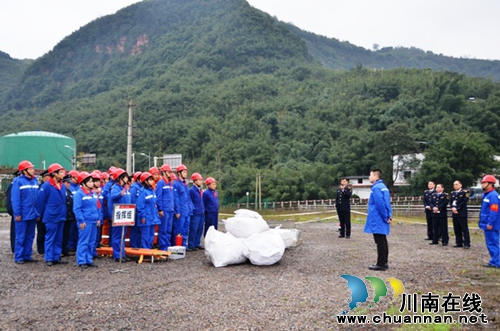 长航公安泸州分局指导辖区开展消防演练(图1) 长航公安泸州分局指导辖区开展消防演练(图1)