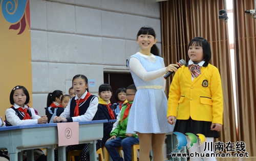 泸州市举办首届群文阅读小学生语文素养展示活动(图2) 泸州市举办首届群文阅读小学生语文素养展示活动(图2)