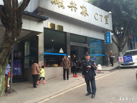 车辆霸占内江医院急救车道&nbsp;司机打保安还掏菜刀(图2)