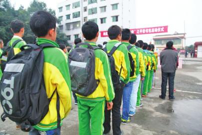 泸州纳溪自制“反光书包”路上多了“保护伞”(图1)