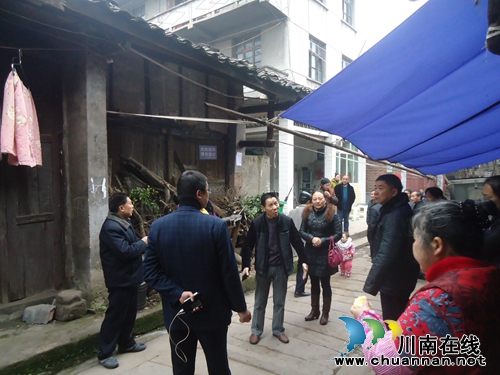 立石镇:积极做好古街改造前期走访工作(图1) 立石镇:积极做好古街改造前期走访工作(图1)