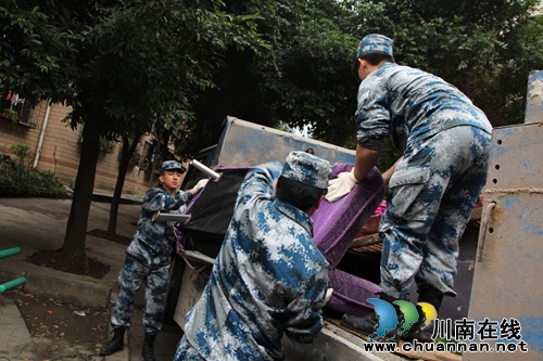 军民联手共创文明城市 清理红星街道卫生死角(图2) 军民联手共创文明城市 清理红星街道卫生死角(图2)