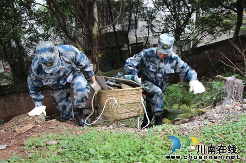 军民联手共创文明城市 清理红星街道卫生死角(图1) 军民联手共创文明城市 清理红星街道卫生死角(图1)