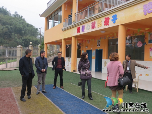 合江县教育局领导到五通镇检查民办教育工作(图1) 合江县教育局领导到五通镇检查民办教育工作(图1)