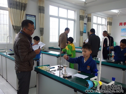 叙永县向林中心校科学实验操作检测有序进行(图2) 叙永县向林中心校科学实验操作检测有序进行(图2)