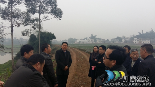 泸县水务局前来嘉明镇召开现场办公会(图2) 泸县水务局前来嘉明镇召开现场办公会(图2)