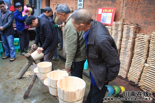 纳溪区大渡口镇金竹村举行首届农民趣味运动会(图2) 纳溪区大渡口镇金竹村举行首届农民趣味运动会(图2)