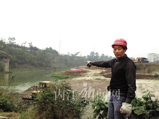 内江9岁男孩落水被冲走&nbsp;男子追30多米跳河救起(图1)