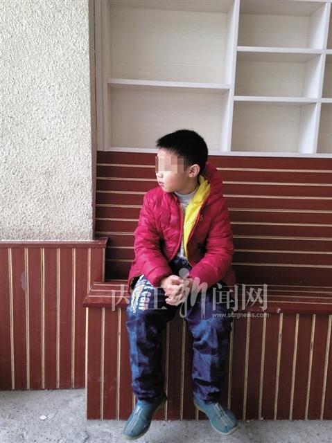 内江9岁男孩落水被冲走&nbsp;男子追30多米跳河救起(图2)