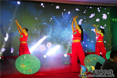 “年份潭酒2012”初露面 首场酒会订购超百万(图9) “年份潭酒2012”初露面 首场酒会订购超百万(图9)