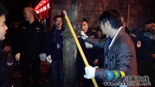 红星街道：凌晨整治红星农贸市场占道经营200余家(图1)