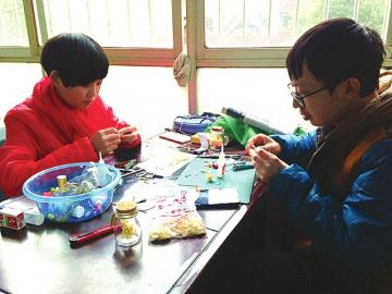 宜宾“小梵高”教病友做瓶子花&nbsp;自己挣钱做透析(图1)