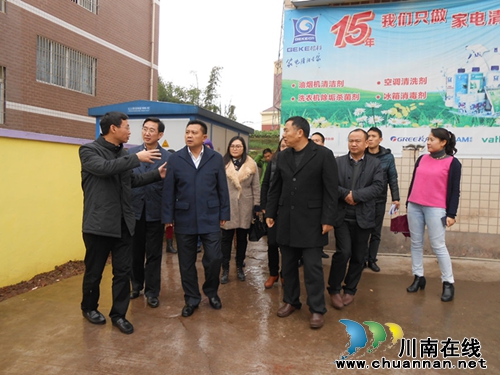 泸州市组织部部长谭红杰到彭湾社区指导工作(图1) 泸州市组织部部长谭红杰到彭湾社区指导工作(图1)