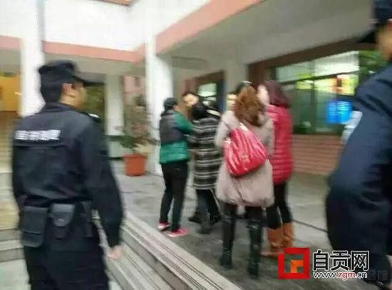 自贡市解放路中学一学生坠亡 公安机关正在调查(图2) 自贡市解放路中学一学生坠亡 公安机关正在调查(图2)