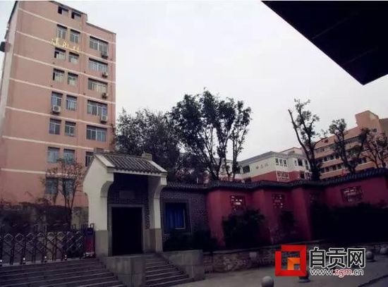 自贡市解放路中学一学生坠亡 公安机关正在调查(图1) 自贡市解放路中学一学生坠亡 公安机关正在调查(图1)