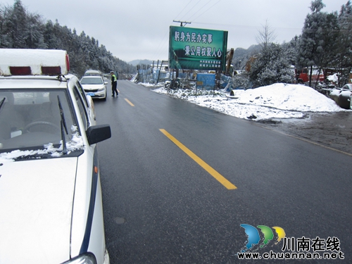 2015年入冬第一场雪 叙永交警全力保平安(图2) 2015年入冬第一场雪 叙永交警全力保平安(图2)