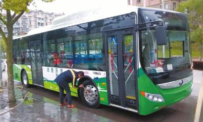 自贡投放102辆新能源高级公交车(图1) 自贡投放102辆新能源高级公交车(图1)
