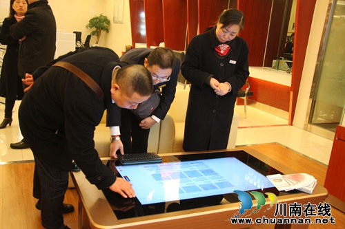 工行泸州分行首家“融e购O2O线下体验店”开业(图2) 工行泸州分行首家“融e购O2O线下体验店”开业(图2)