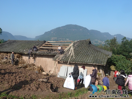 合江县:扶贫对象意外遭火灾 群工干部帮扶过暖冬(图1) 合江县:扶贫对象意外遭火灾 群工干部帮扶过暖冬(图1)
