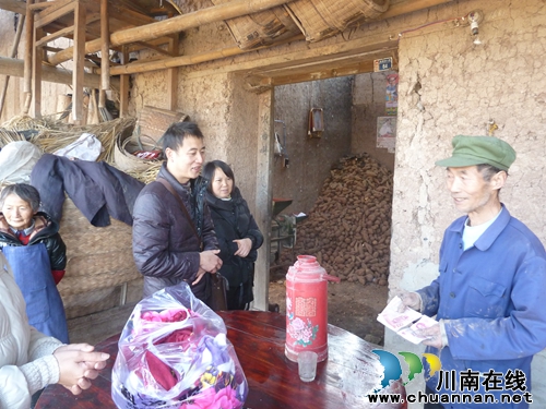 合江县:扶贫对象意外遭火灾 群工干部帮扶过暖冬(图2) 合江县:扶贫对象意外遭火灾 群工干部帮扶过暖冬(图2)