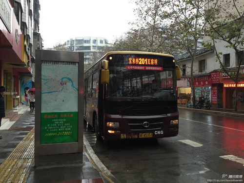 泸州:11个港湾式公交停靠站投入使用(图2) 泸州:11个港湾式公交停靠站投入使用(图2)
