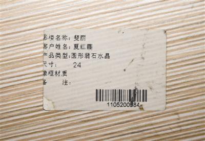 自贡市民数百张婚纱照遭遗弃 市民气愤(图)