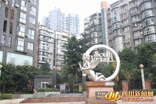宜宾一小区电梯未过年检被封&nbsp;居民爬楼梯进出(图3)