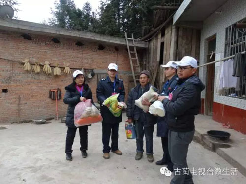 泸州红星志愿者协会 情暖古蔺土城儿女心(图4) 泸州红星志愿者协会 情暖古蔺土城儿女心(图4)