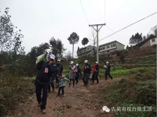 泸州红星志愿者协会 情暖古蔺土城儿女心(图2) 泸州红星志愿者协会 情暖古蔺土城儿女心(图2)