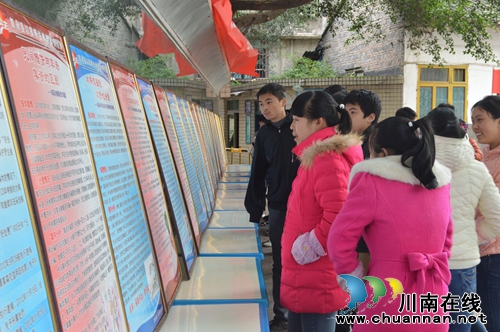 叙永县“以案释法”典型案例巡展走进校园(图1) 叙永县“以案释法”典型案例巡展走进校园(图1)