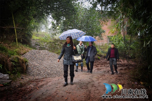 泸州市教育局到合江县永定村“认亲戚”结对帮扶(图1) 泸州市教育局到合江县永定村“认亲戚”结对帮扶(图1)