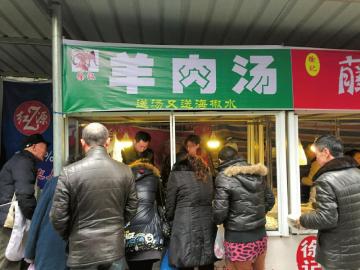 泸州今年卖家多&nbsp;鲜羊肉惨遭“掉”价(图1)