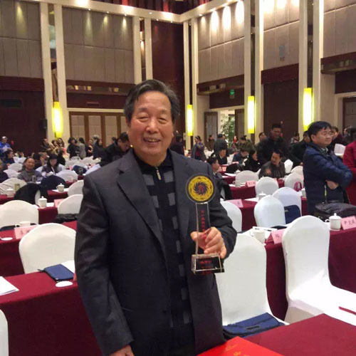 何开四获“四川省巴蜀文艺奖”终身成就奖(图1) 何开四获“四川省巴蜀文艺奖”终身成就奖(图1)