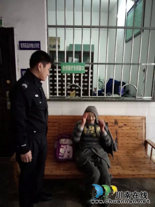 纳黔高速交警一大队救助智障老人,获群众称赞(图1) 纳黔高速交警一大队救助智障老人,获群众称赞(图1)