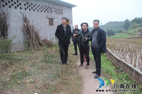 泸县人大常委会副主任刘树云到喻寺镇调研精准扶贫工作(图2) 泸县人大常委会副主任刘树云到喻寺镇调研精准扶贫工作(图2)