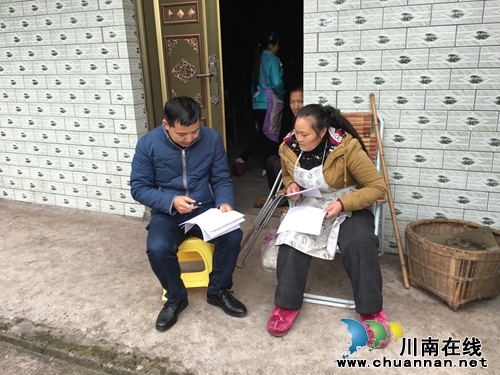 泸县国土资源局到太伏镇伏龙村开展“精准扶贫”(图2) 泸县国土资源局到太伏镇伏龙村开展“精准扶贫”(图2)