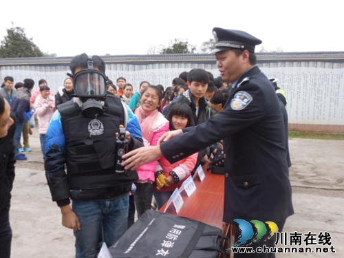 天仙镇学校：体验公安科技装备　增强安全防范意识(图2)