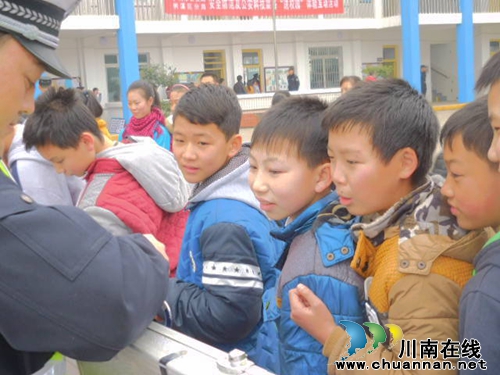 天仙镇学校：体验公安科技装备　增强安全防范意识(图4)