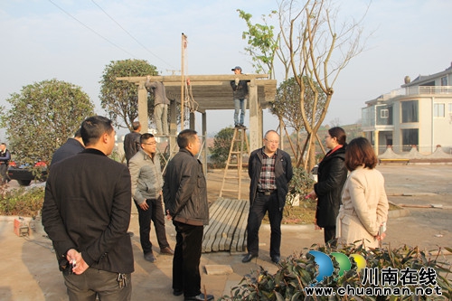 泸县县委常委、政法委书记张文杰到嘉明镇调研法治文化建设(图1) 泸县县委常委、政法委书记张文杰到嘉明镇调研法治文化建设(图1)