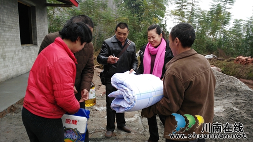 泸县财政局 积极开展贫困帮扶“暖冬行动”(图1) 泸县财政局 积极开展贫困帮扶“暖冬行动”(图1)